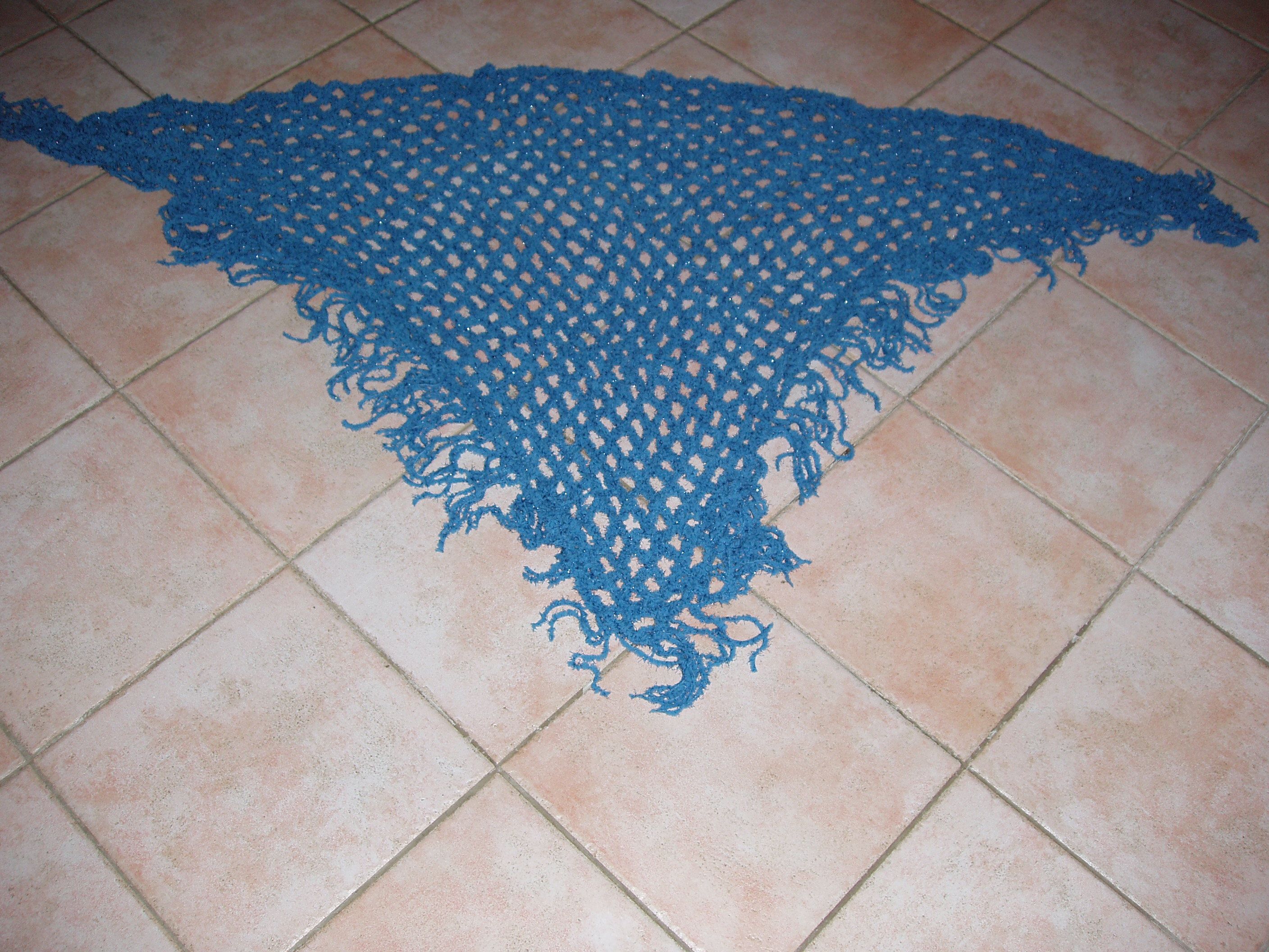 SUPERBE GRAND CHALE BLEU FAIT PAR MES SOINS AU CROCHET NEUF
